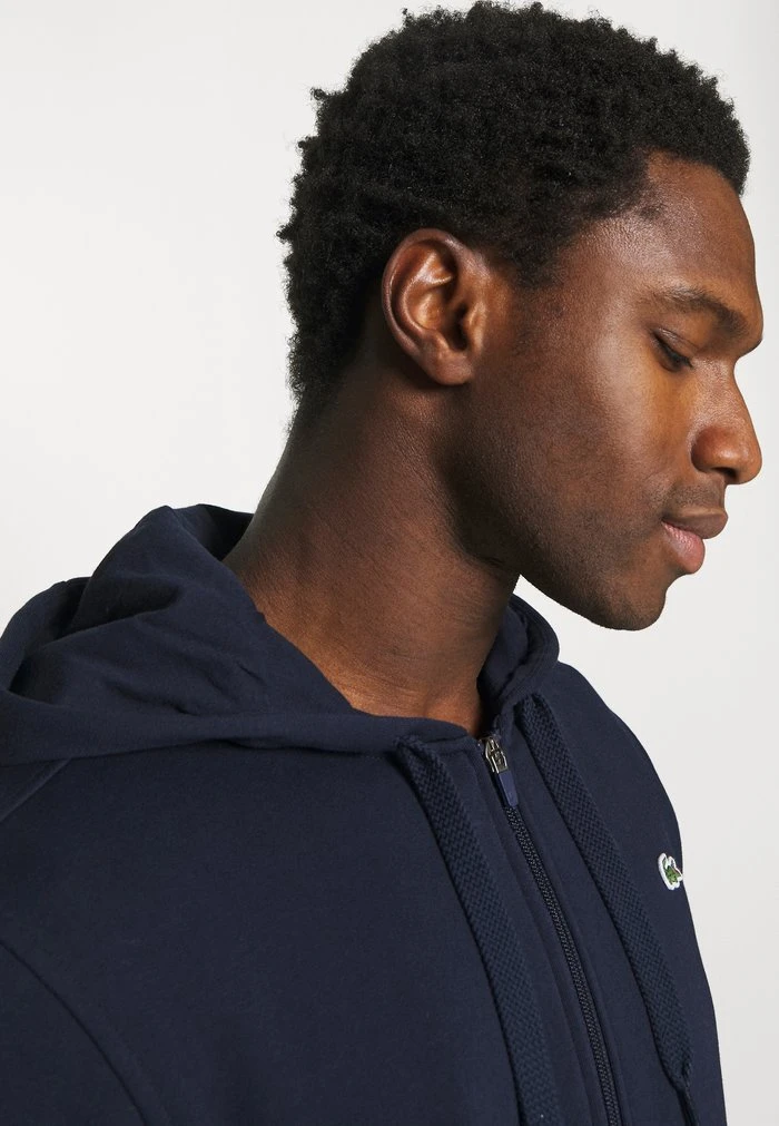 Bon marché ❤️ Lacoste PLUS - Sweat à Capuche Zippé - Navy Blue ❤️ 4 Bon marché ❤️ Lacoste PLUS - Sweat à Capuche Zippé - Navy Blue ❤️ – Image 4