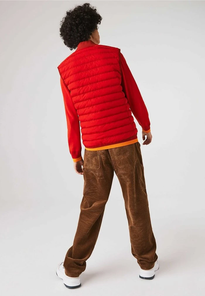 Budget 🌟 Lacoste PLUS - Veste Sans Manches - Rouge ✨ 2 Budget 🌟 Lacoste PLUS - Veste Sans Manches - Rouge ✨ – Image 2