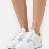 Acheter 👏 Lacoste COURTCAGE EXCLUSIVE - Baskets Basses - White/pink ⌛