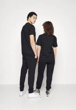 Meilleure vente 🎉 Lacoste UNISEX EXCLUSIVE - Pantalon De Survêtement - Black 🛒 -Pas Cher Lacoste Boutique 8d1404e6837c45838faa2a95b027c0fd
