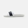 Grosses soldes ⌛ Lacoste CROCO SLIDE - Mules - White/navy 👍